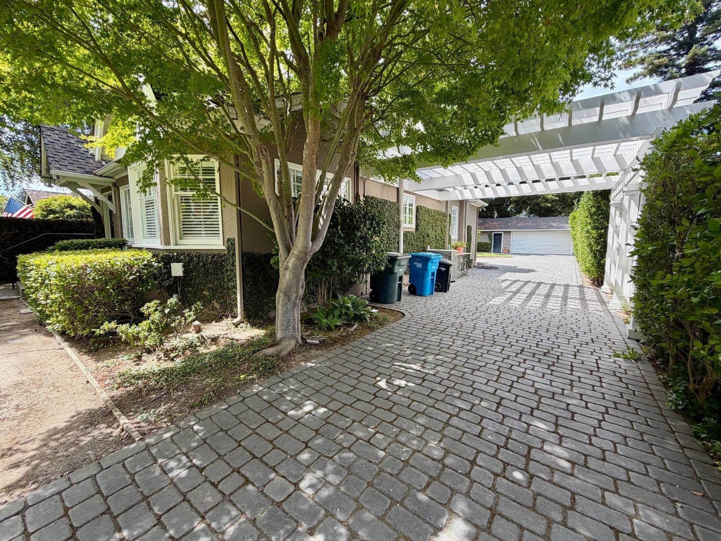 634 College AVE