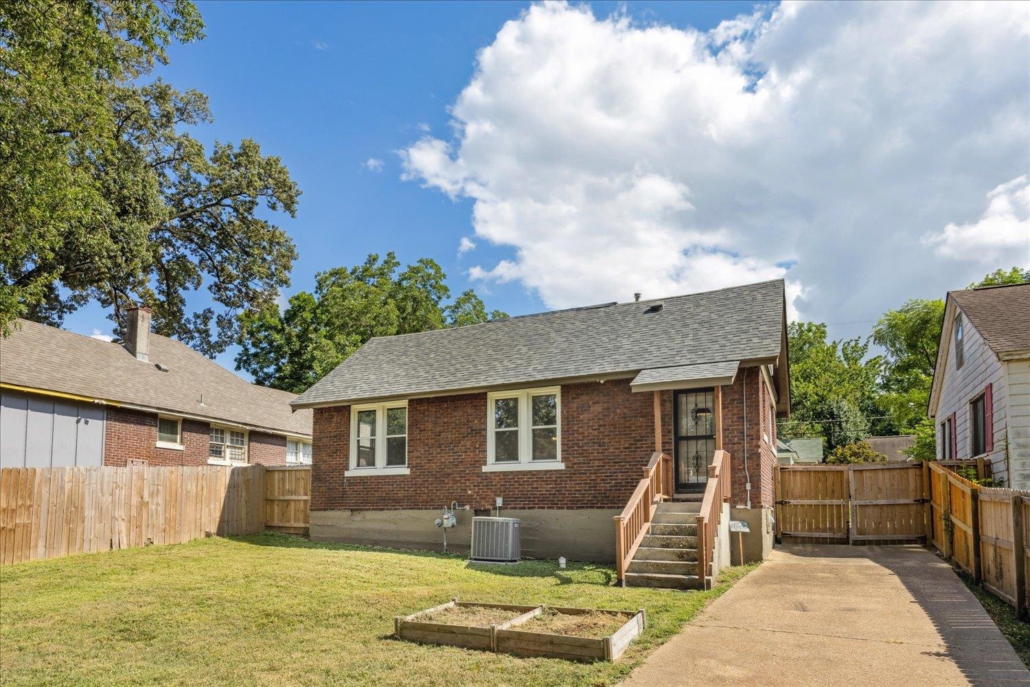 2548 MCADOO AVE