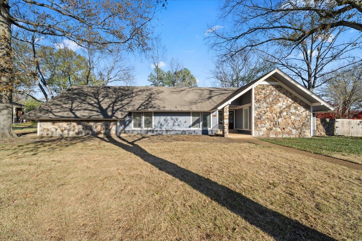 2220 HICKORY CREST DR