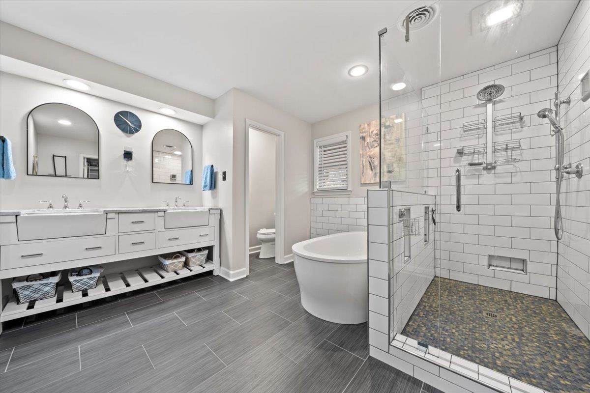 2220 HICKORY CREST DR