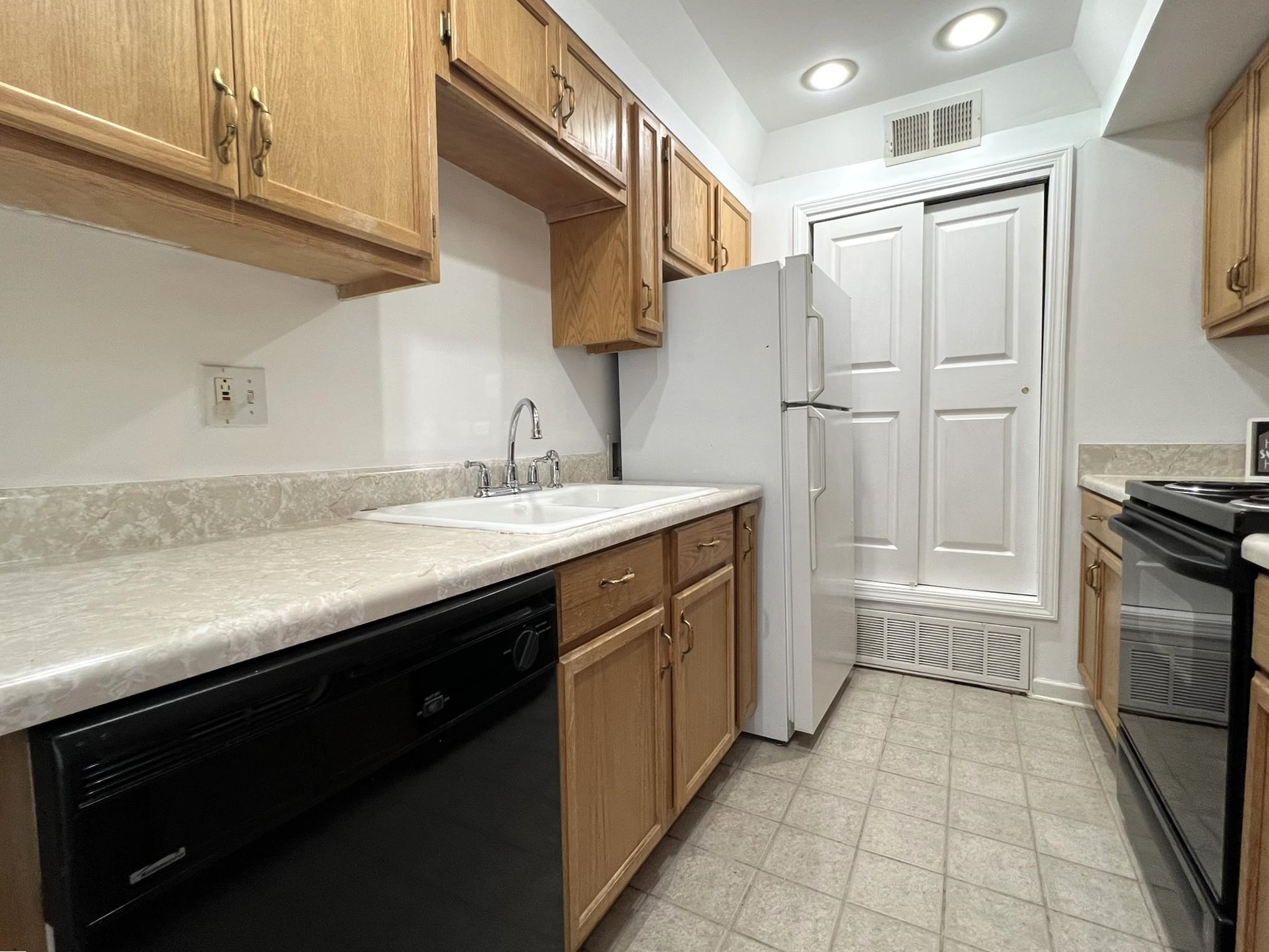 1207 MIDDLE CT Unit: 102