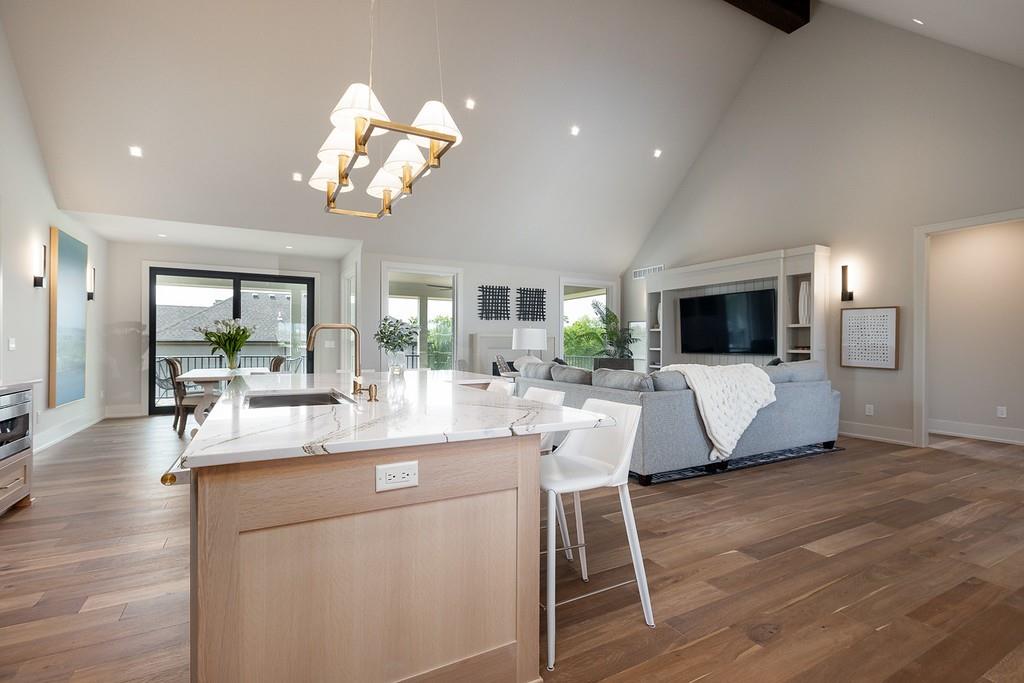 10205 N Bales Avenue