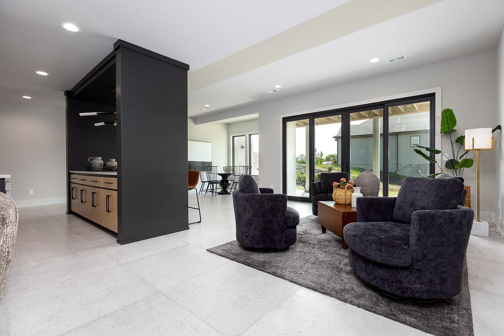 10205 N Bales Avenue