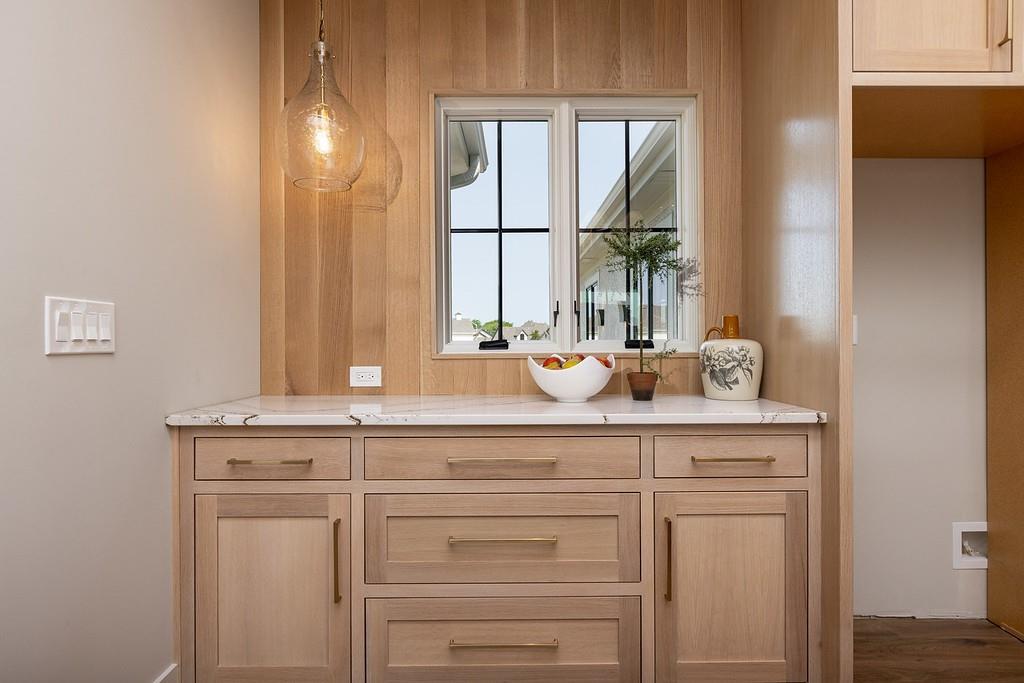 10205 N Bales Avenue