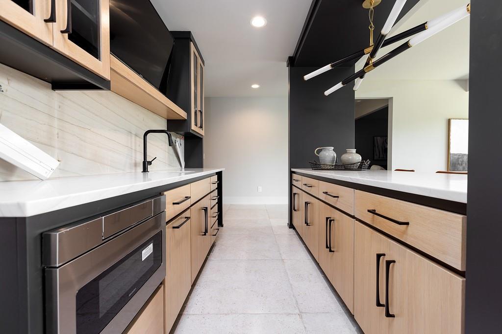 10205 N Bales Avenue