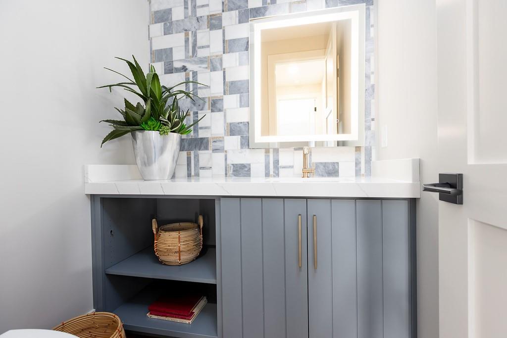 10205 N Bales Avenue