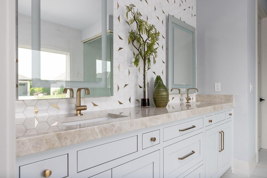 10205 N Bales Avenue