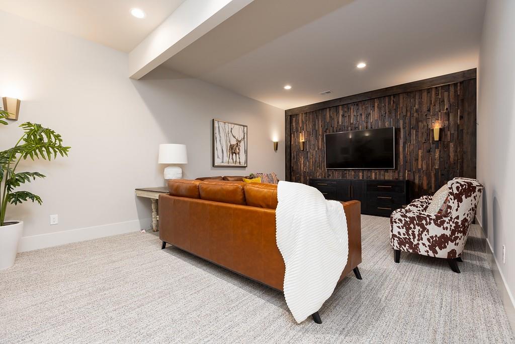 10205 N Bales Avenue