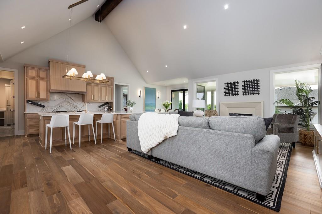 10205 N Bales Avenue