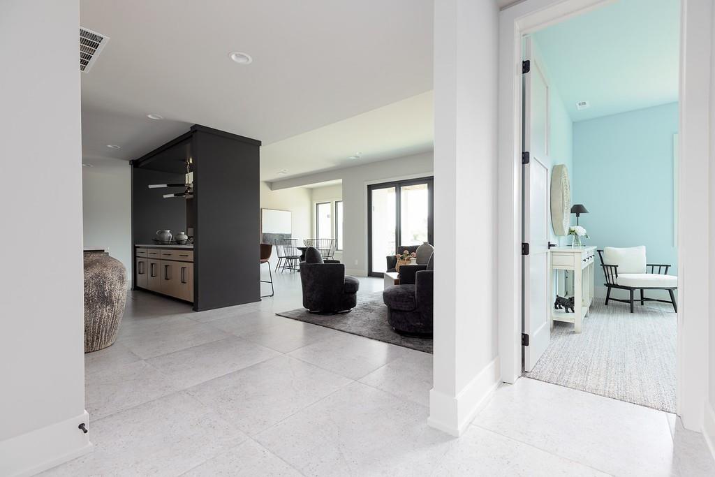 10205 N Bales Avenue