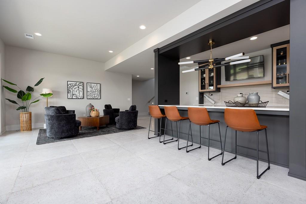 10205 N Bales Avenue