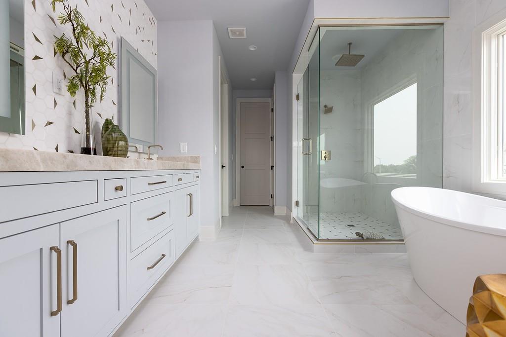 10205 N Bales Avenue