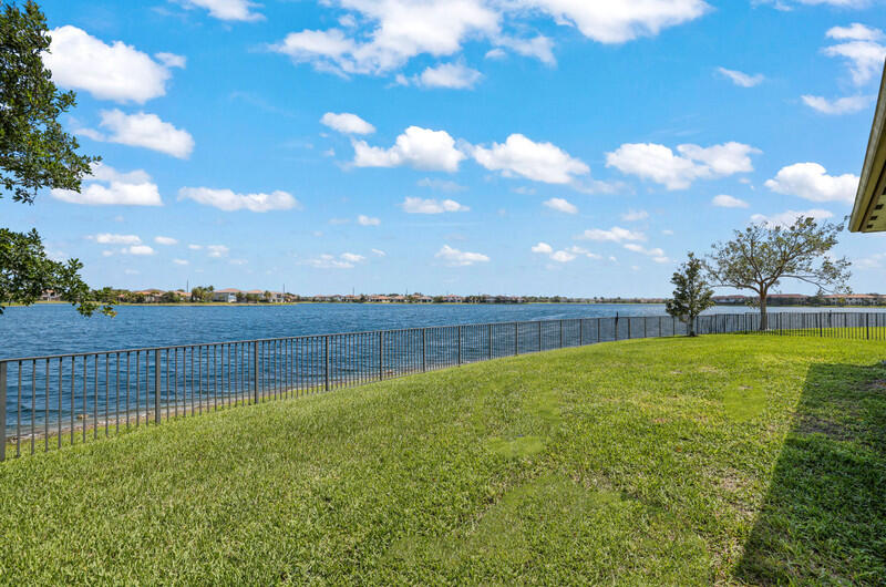 8691 Lakeside Bend