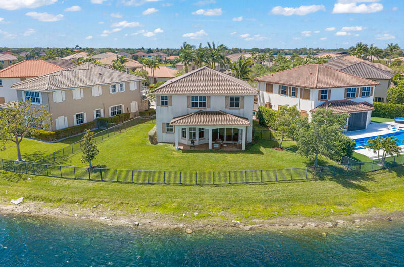 8691 Lakeside Bend