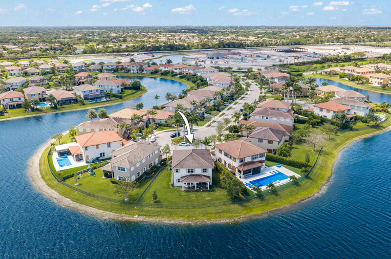 8691 Lakeside Bend