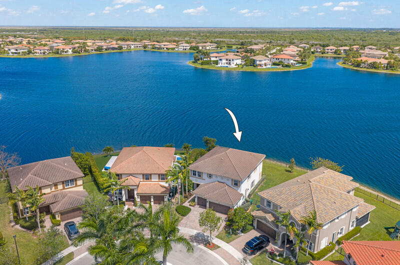 8691 Lakeside Bend
