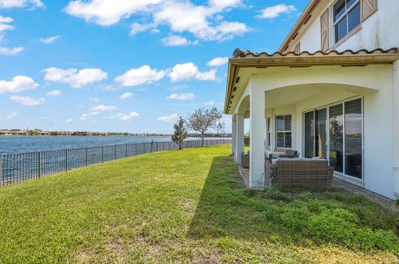 8691 Lakeside Bend