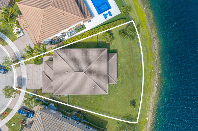 8691 Lakeside Bend