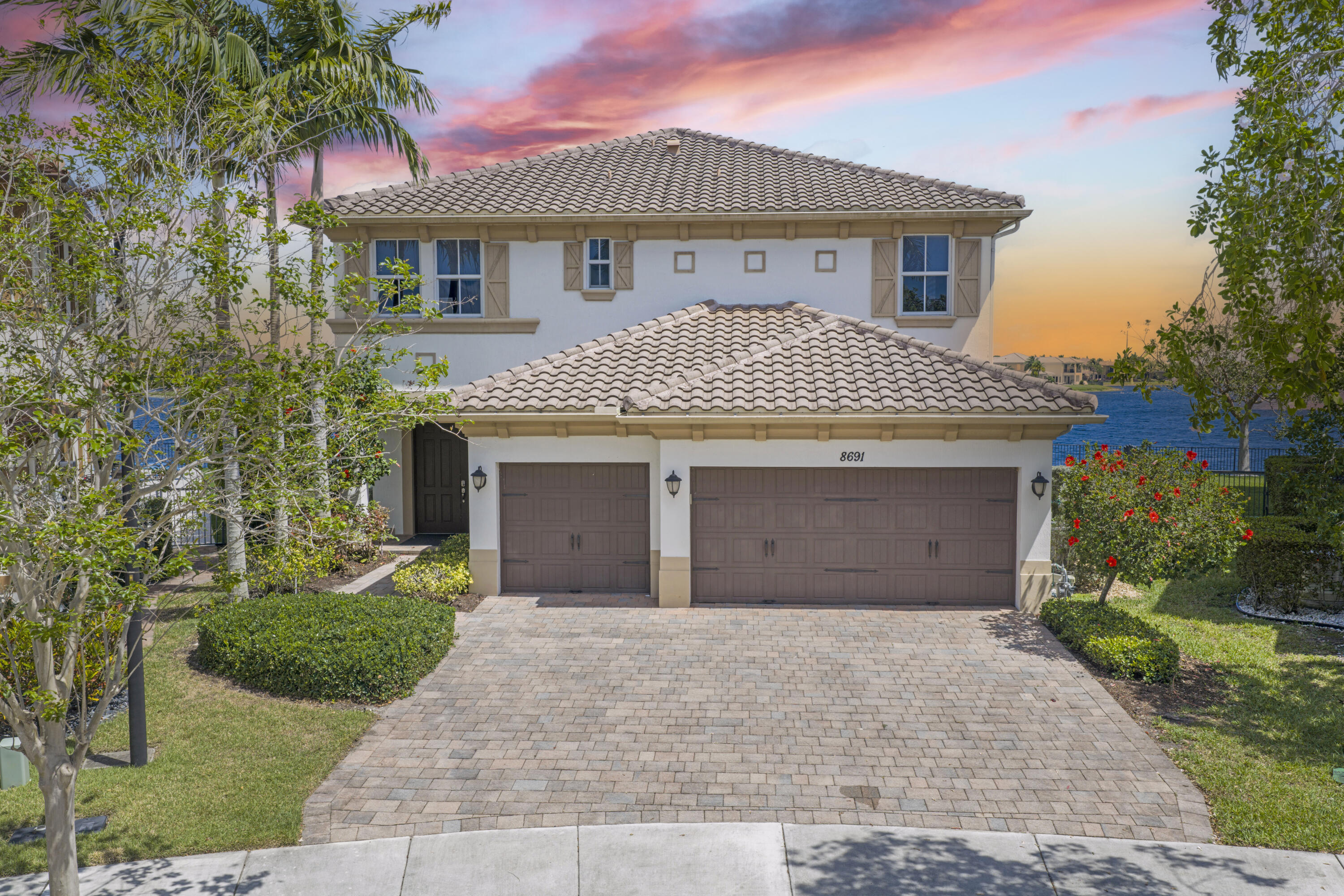 8691 Lakeside Bend