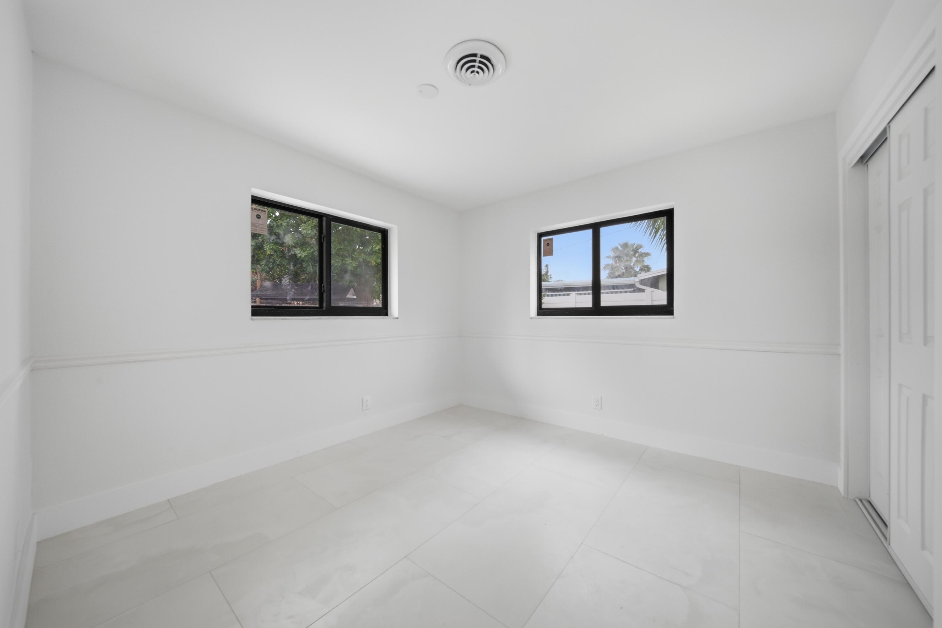 5121 NE 17th Terrace