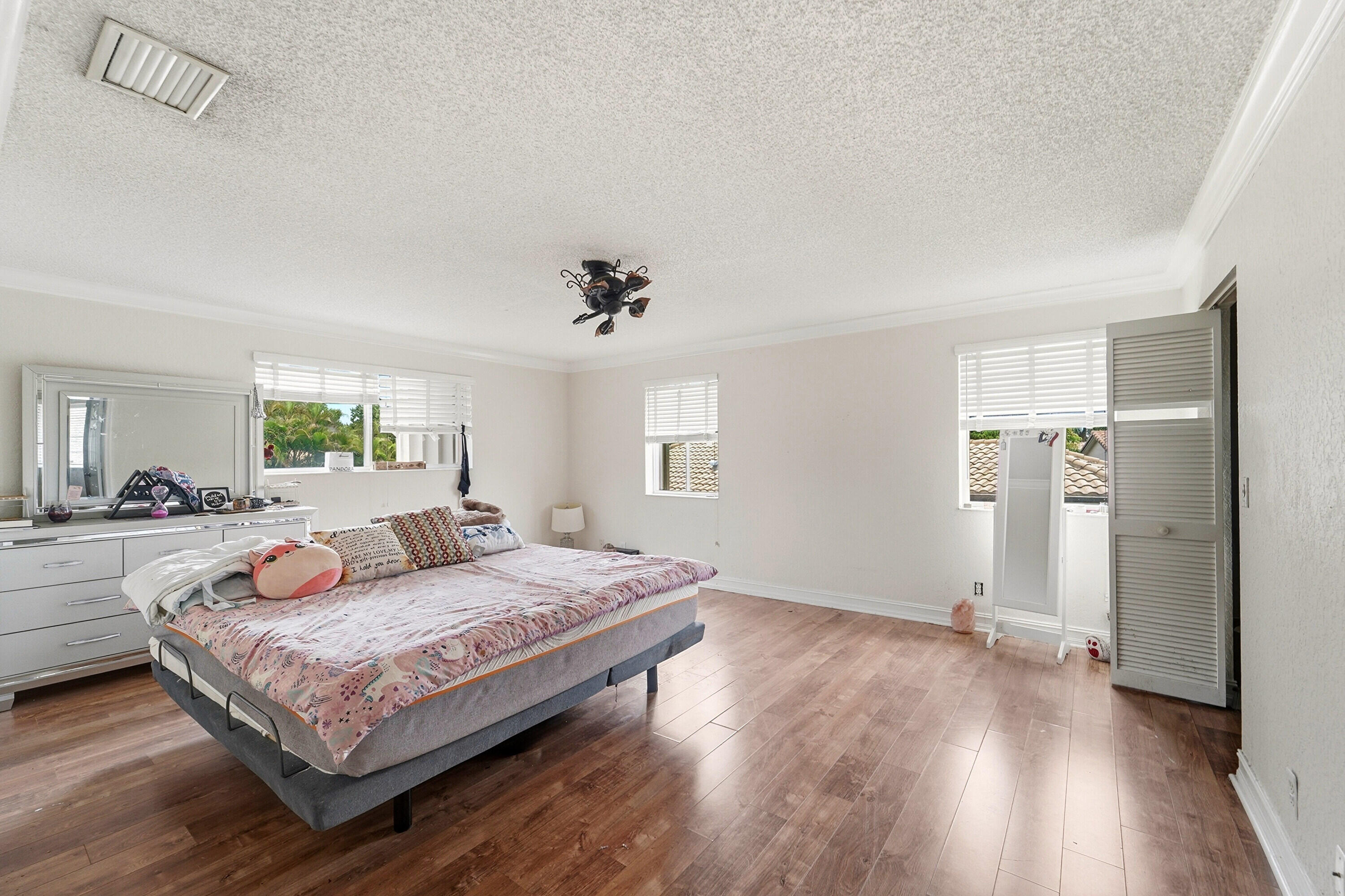 10710 NW 54th Place