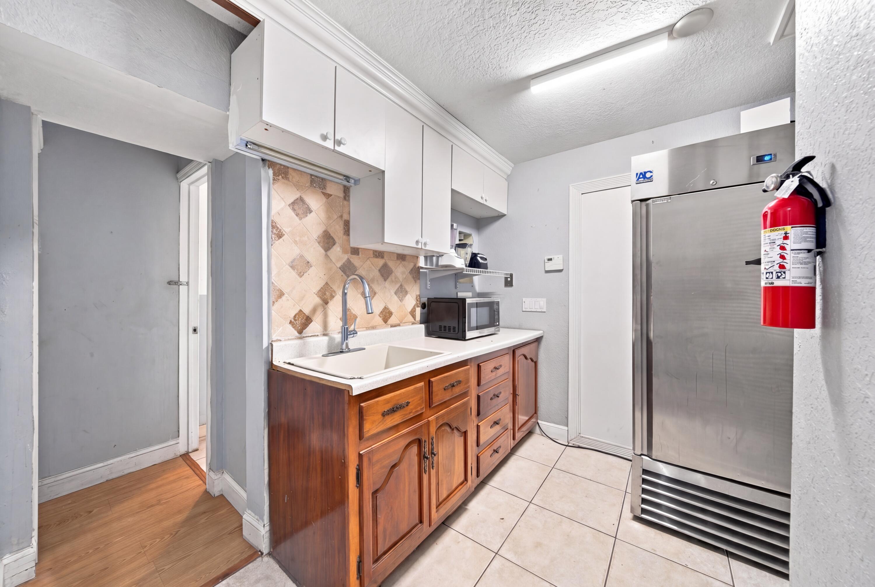 5400 THUNDERBIRD Drive