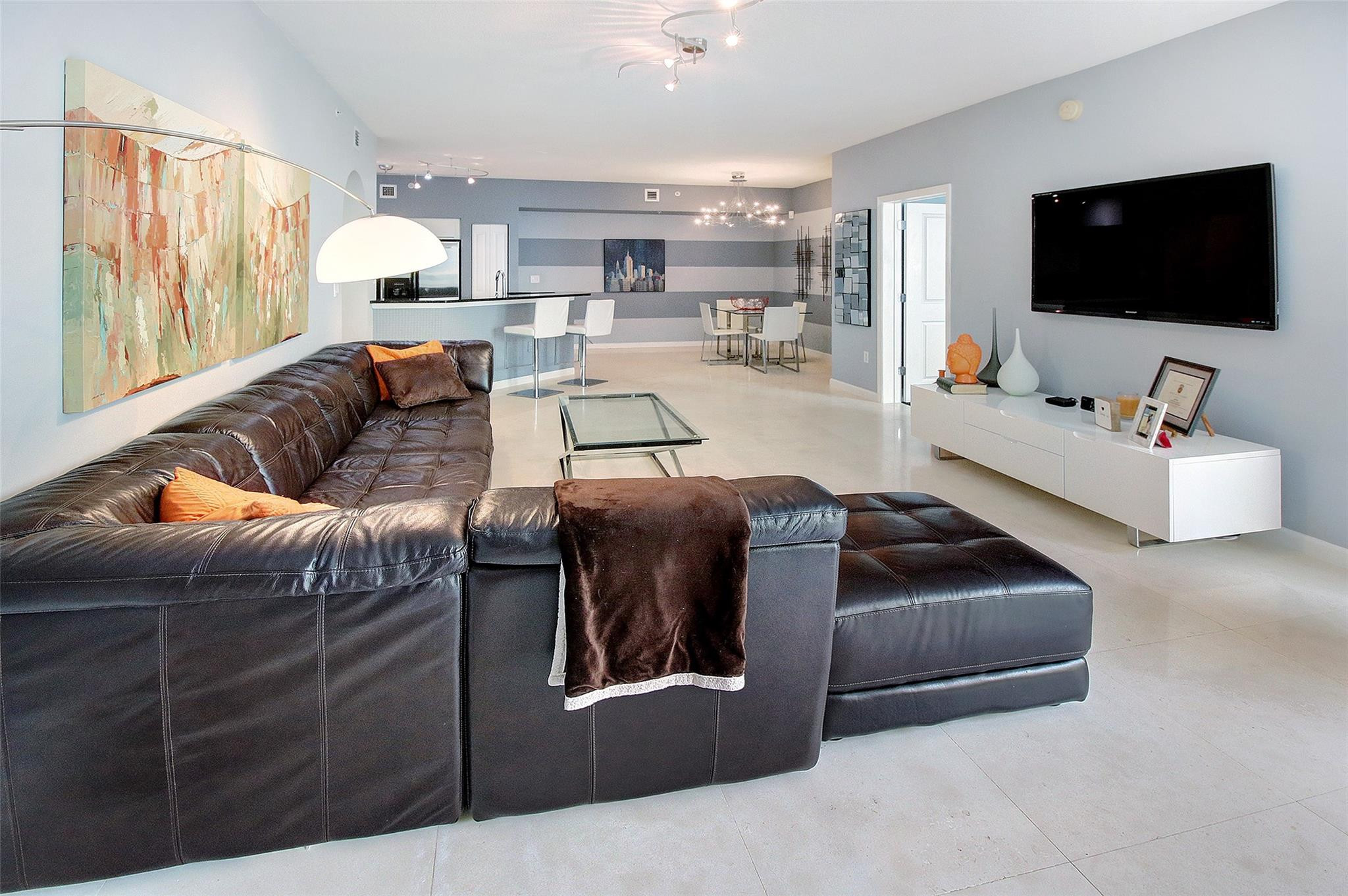 225 NE 1st St 303