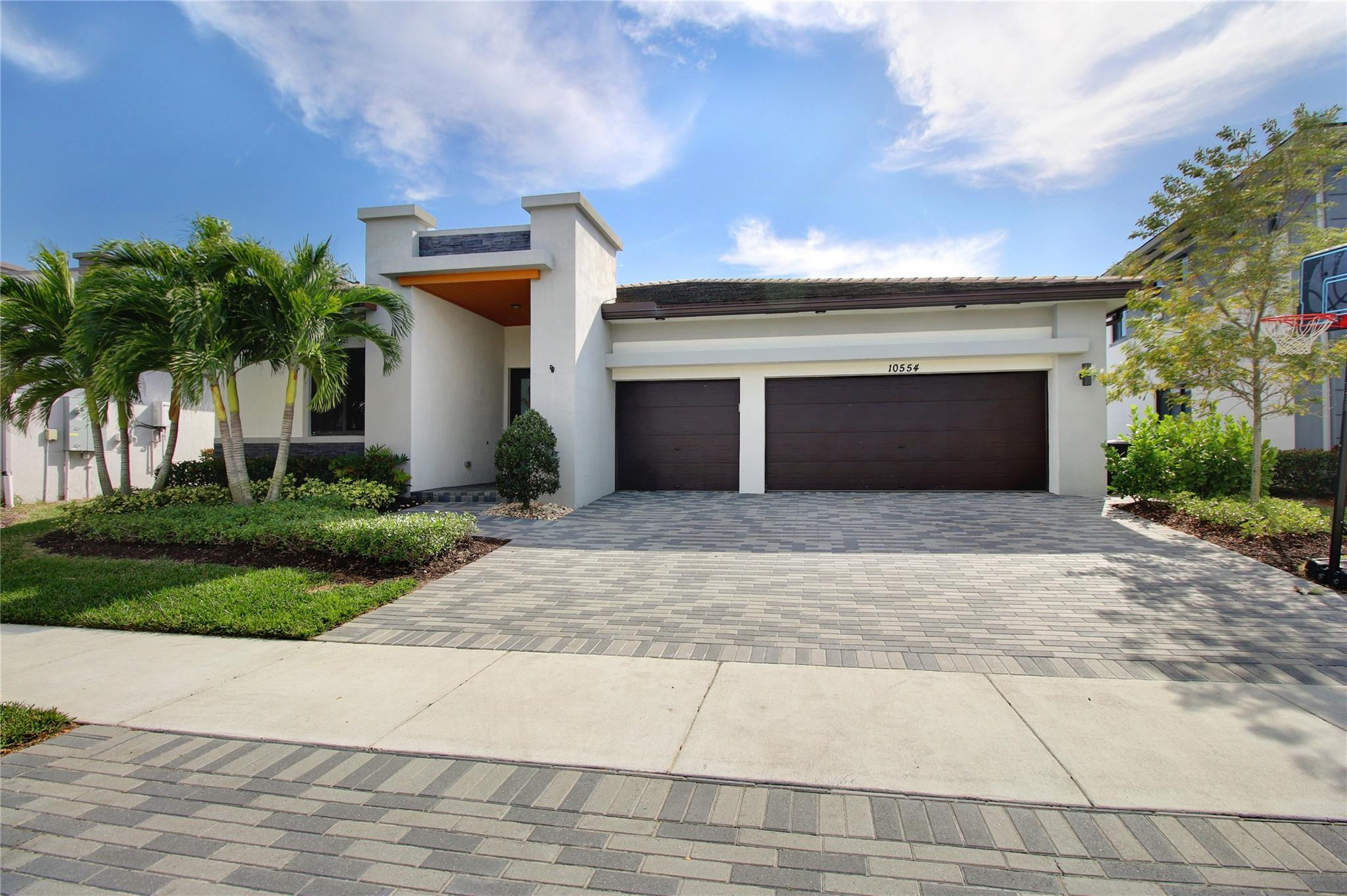 10554 N Lago Vista Cir