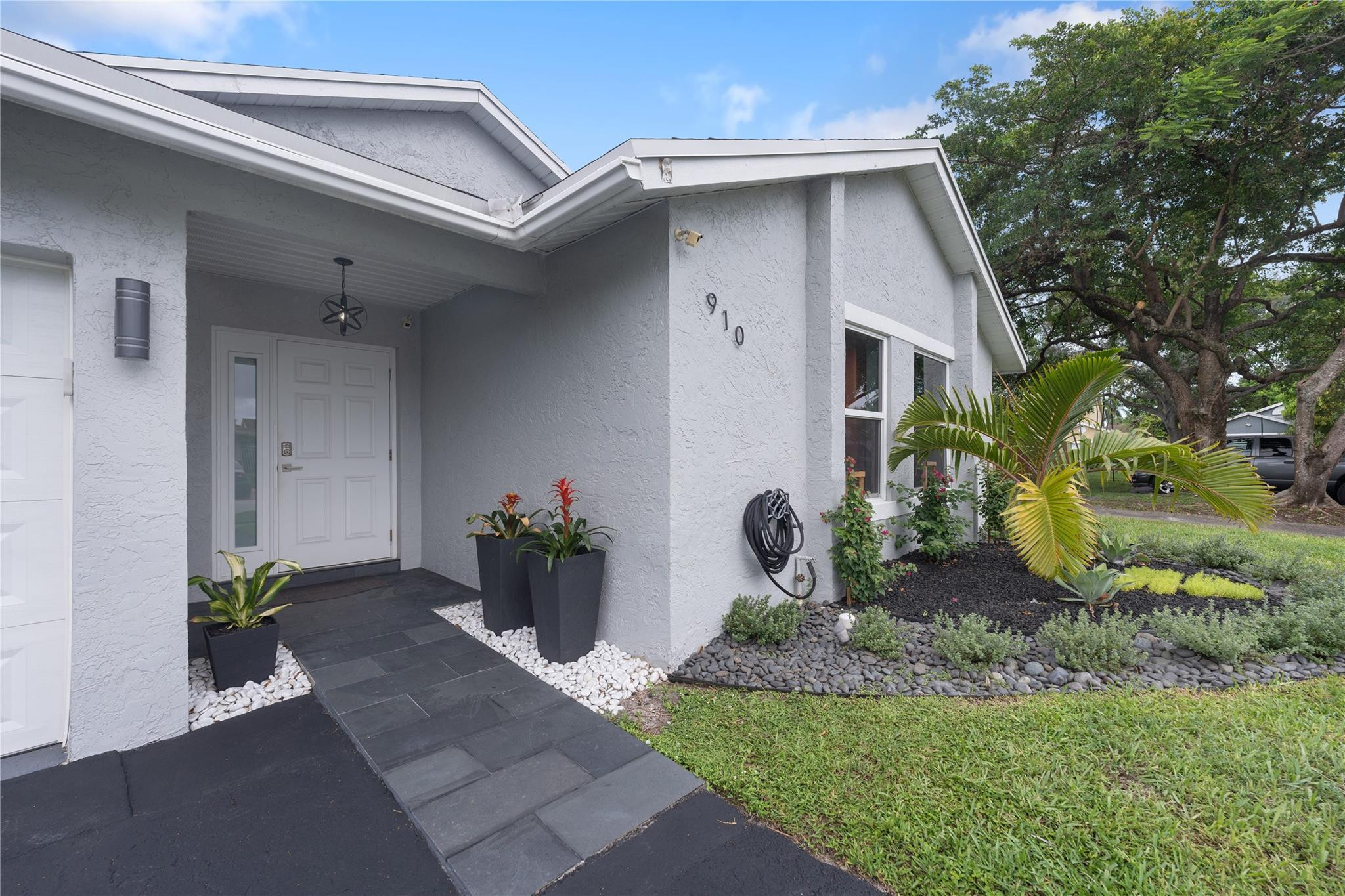 910 SW 99th Ave