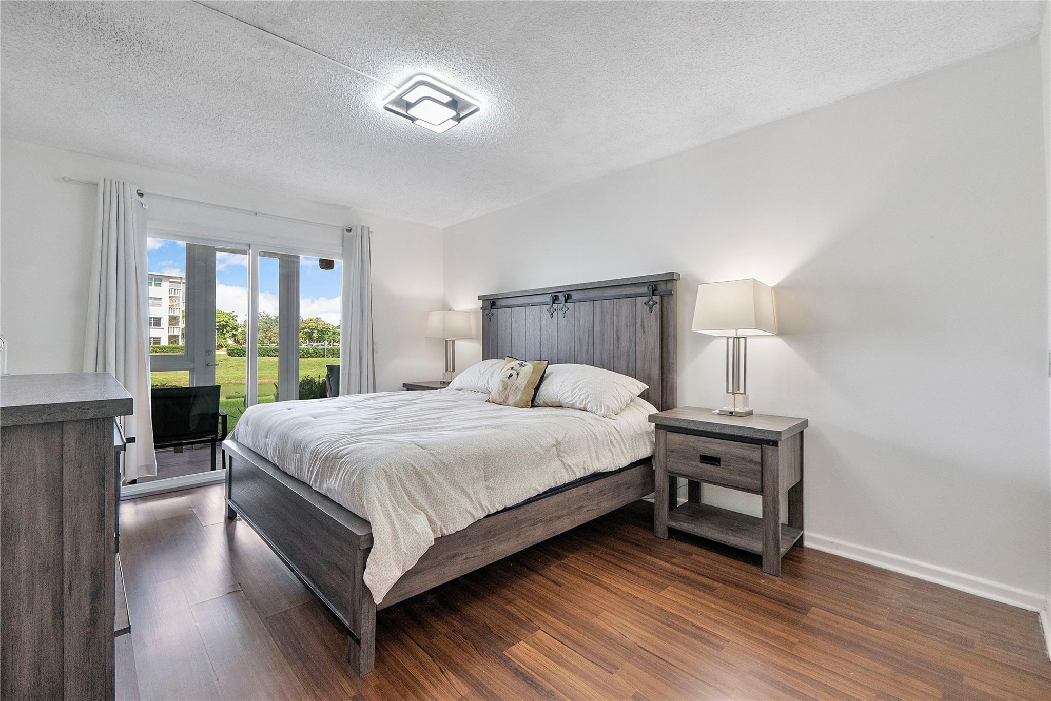 1052 Harwood 1052