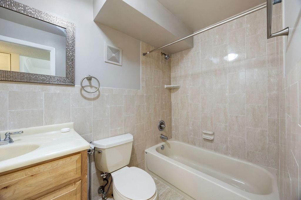 470 NW 20th St 204