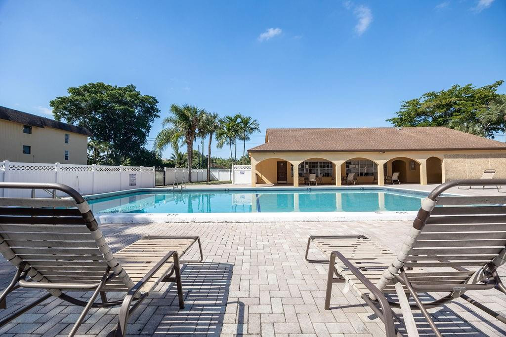 470 NW 20th St 204