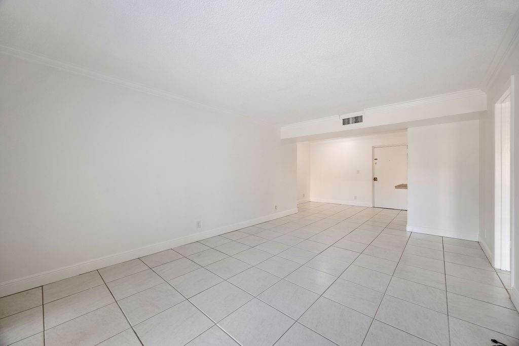 470 NW 20th St 204
