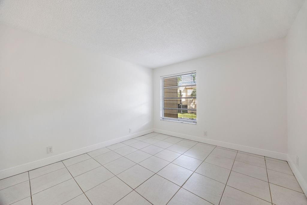 470 NW 20th St 204