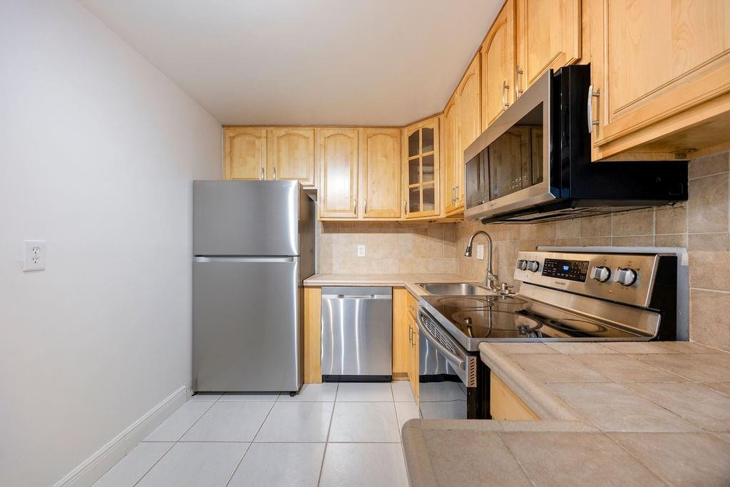 470 NW 20th St 204