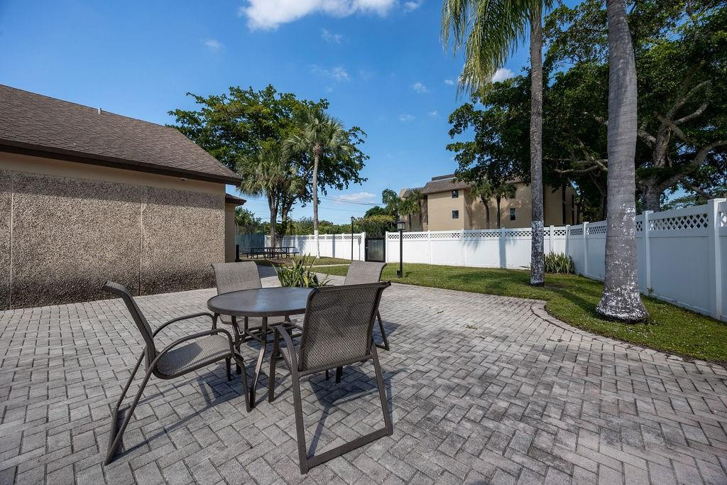 470 NW 20th St 204