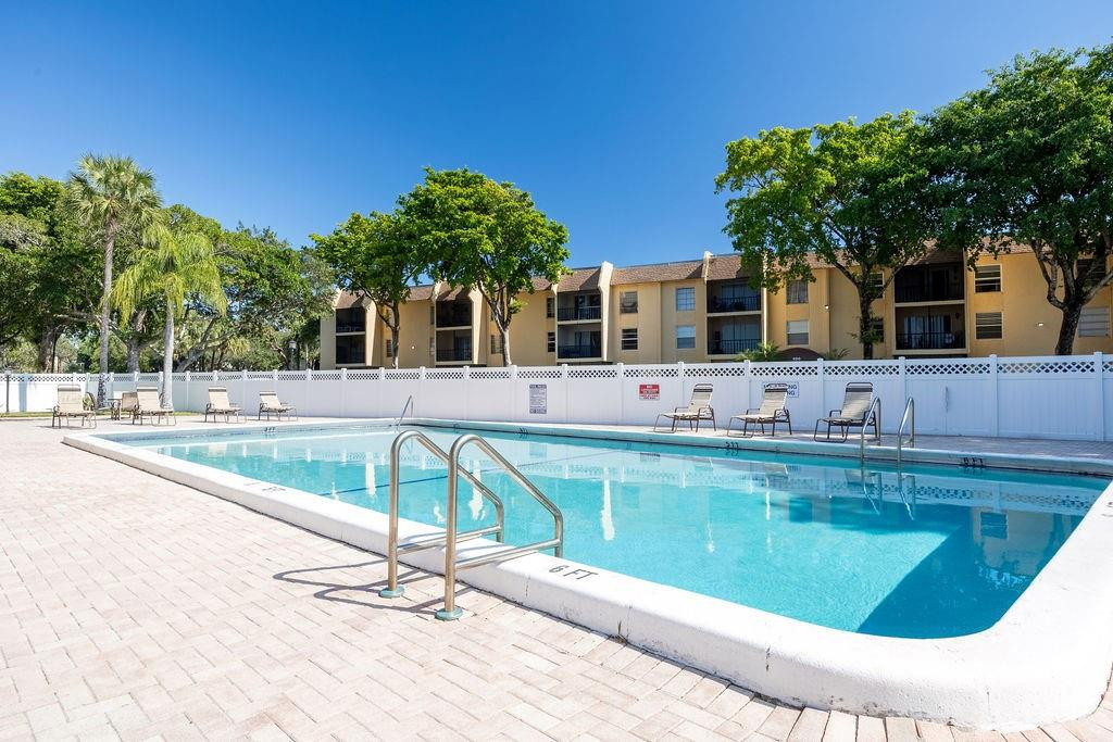 470 NW 20th St 204
