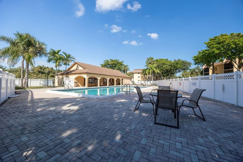 470 NW 20th St 204