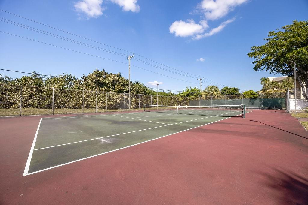 470 NW 20th St 204