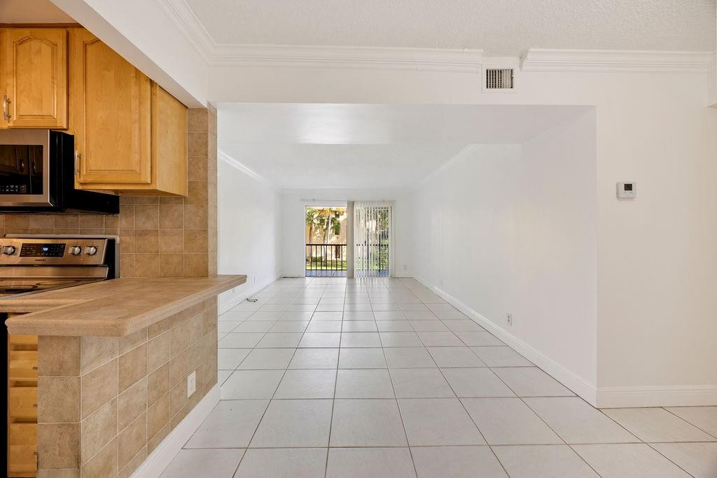 470 NW 20th St 204