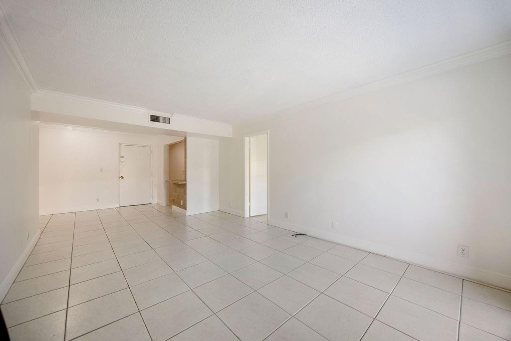 470 NW 20th St 204
