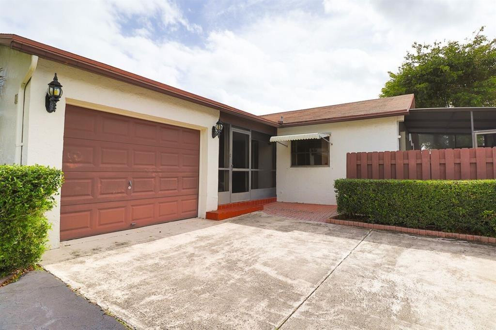 5086 Mirror Lakes Blvd