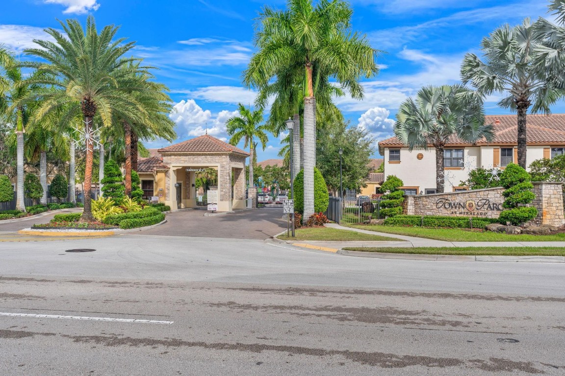 9596 Town Parc Cir N 9596