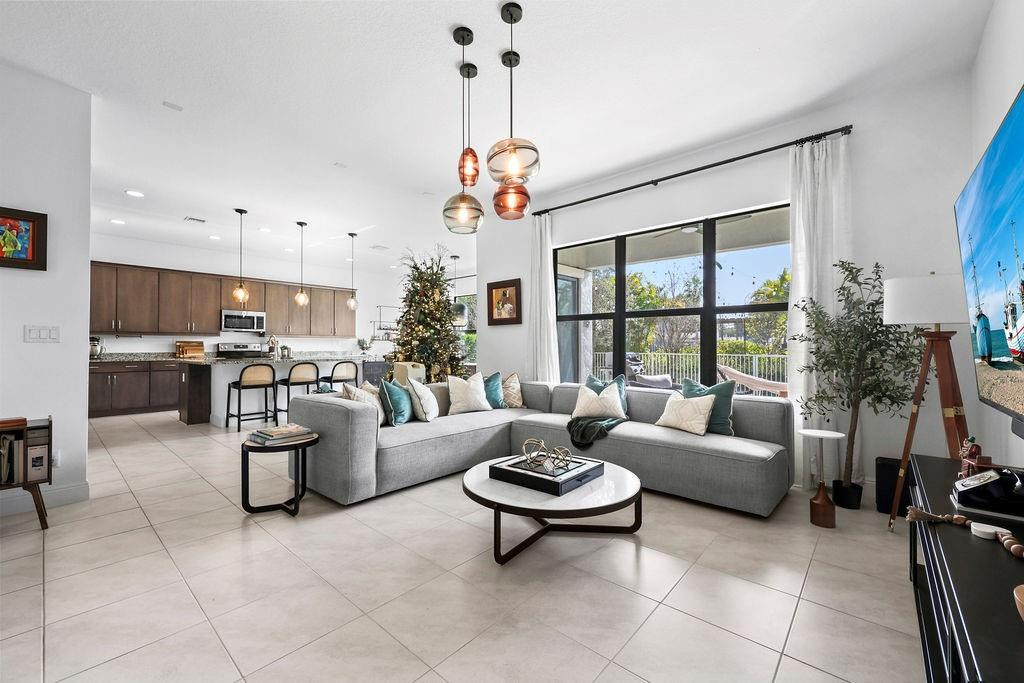 8560 NW 39 Court