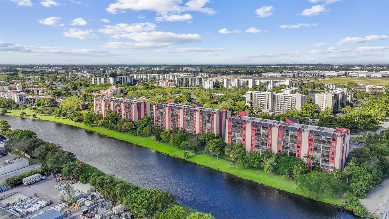 2202 S Cypress Bend Dr 606