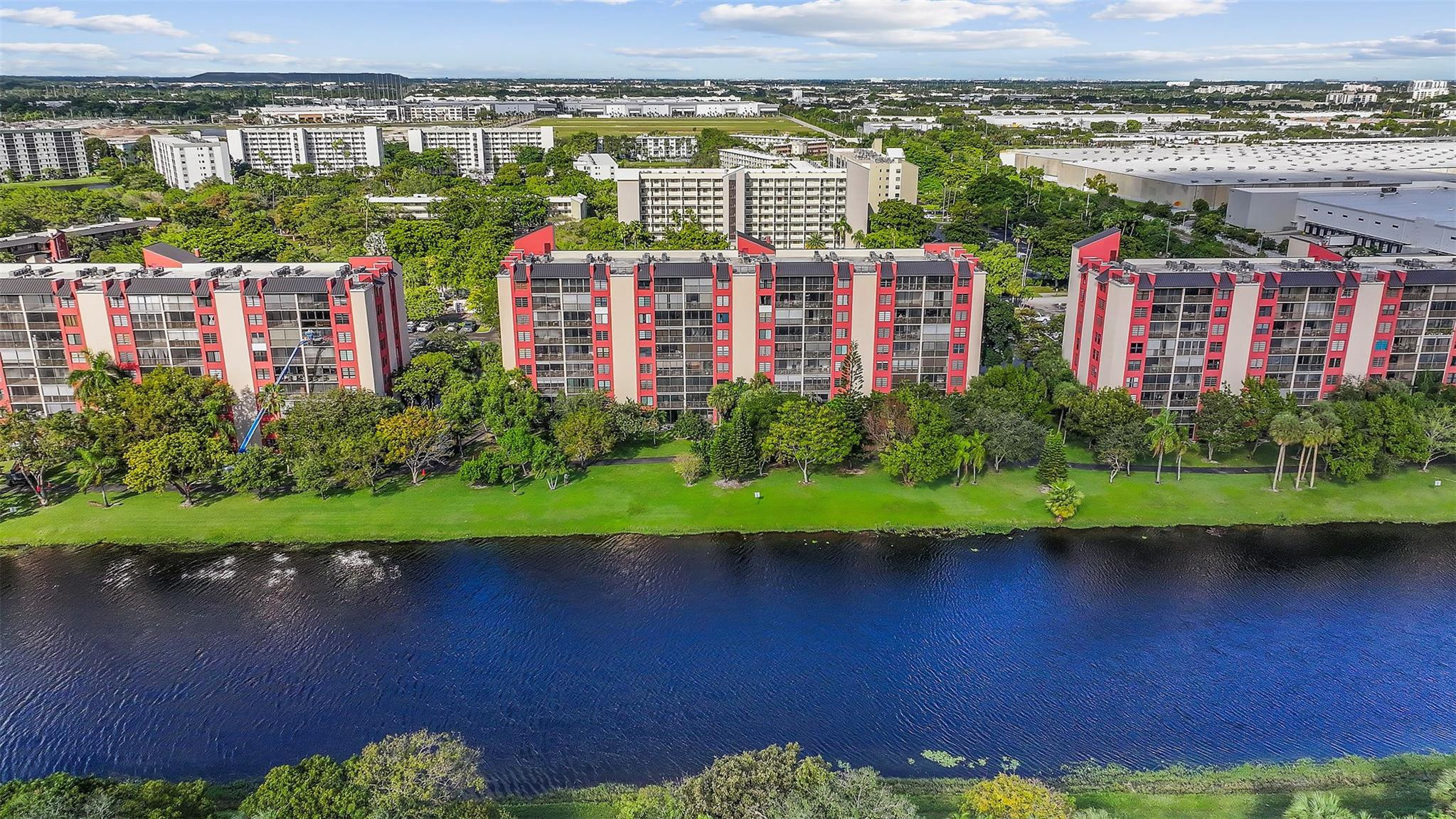 2202 S Cypress Bend Dr 606