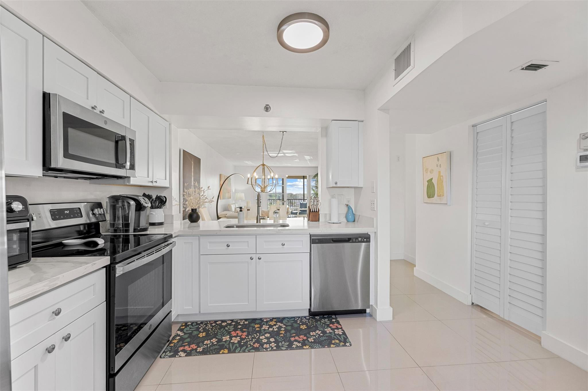 2202 S Cypress Bend Dr 606