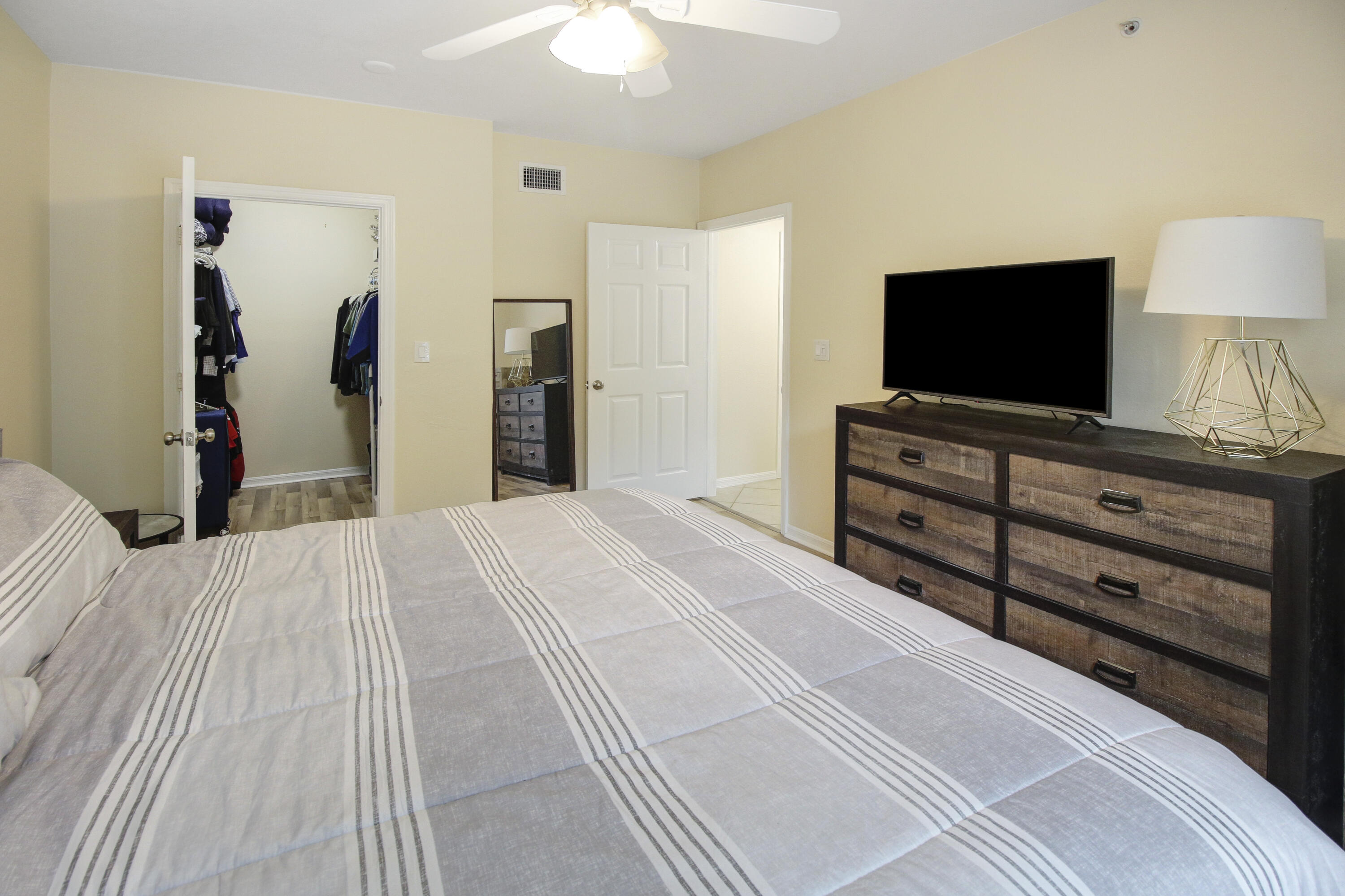 6556 Emerald Dunes Drive 207, West Palm Beach Unit: 207