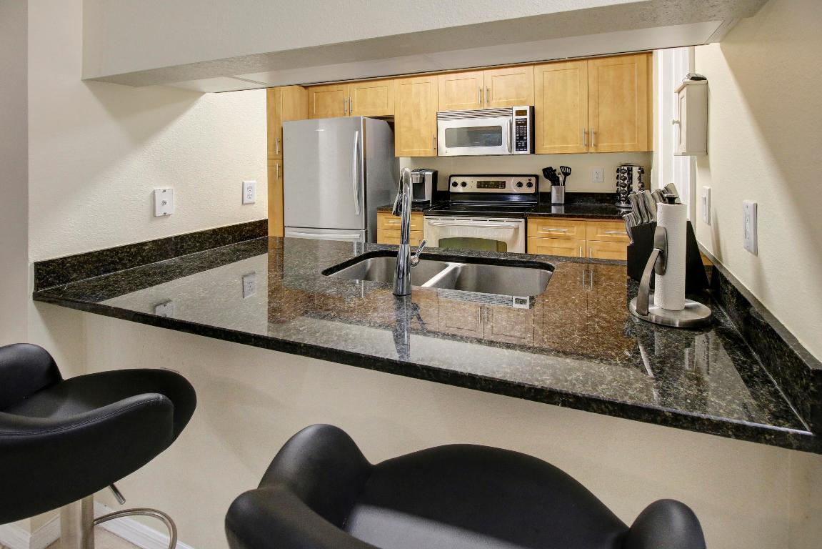 6556 Emerald Dunes Drive 207, West Palm Beach Unit: 207