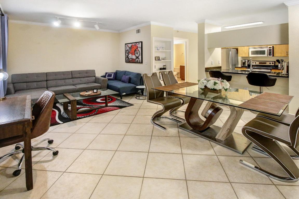 6556 Emerald Dunes Drive 207, West Palm Beach Unit: 207